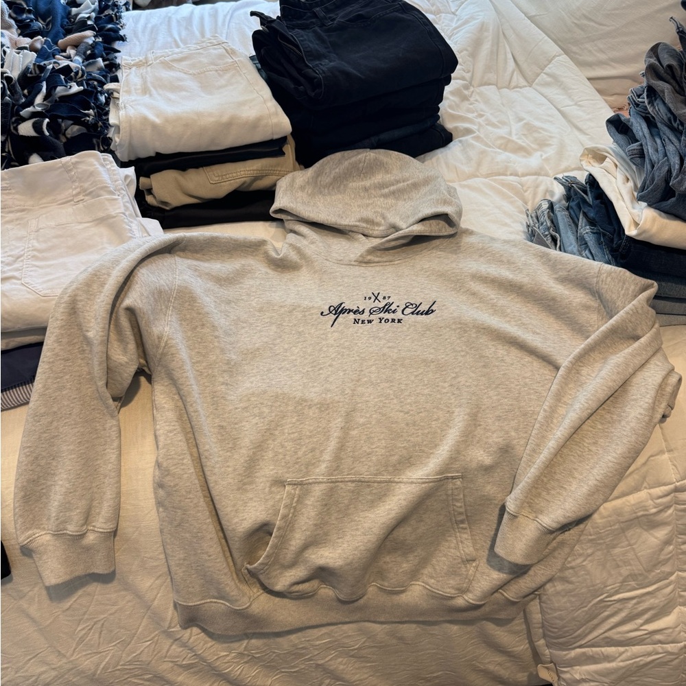 Hollister apres ski sweatshirt, barely worn size L